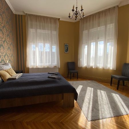 Appartement Ambrozia Apartman à Eger Extérieur photo